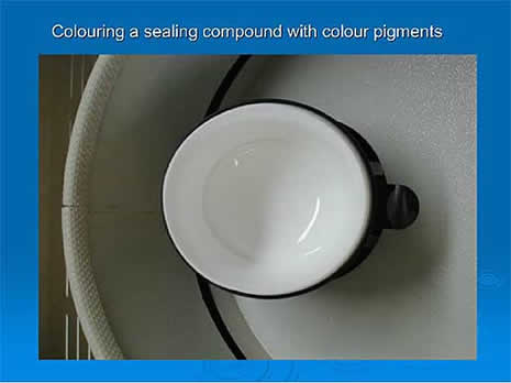 Colouring a sealing compound with colour pigments